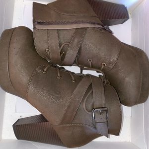 SLIGHTLY WORN FASHION ANKLE BOOTS SIZE 10